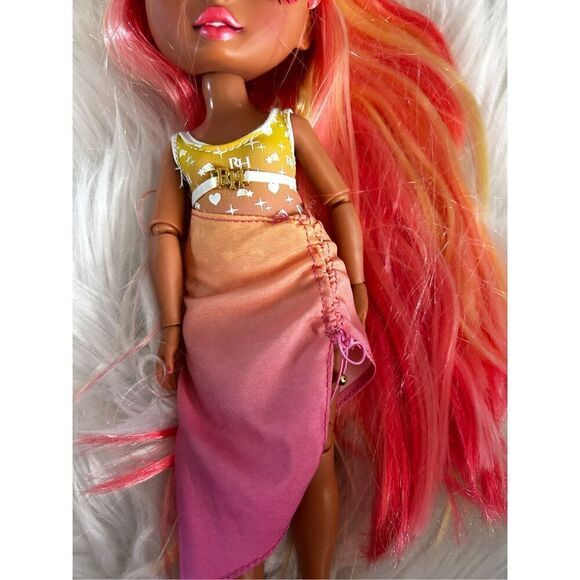 Rainbow High - Pacific Coast Simone Summers Doll RARE - Picture 3 of 4